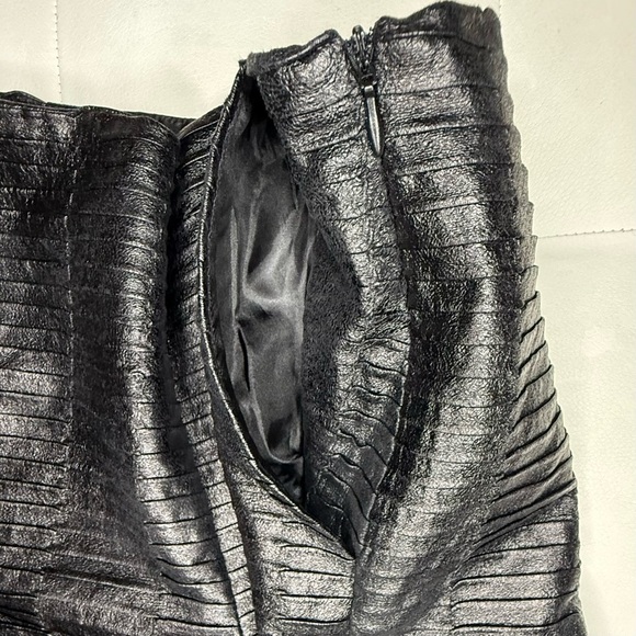 Forever 21 Black faux leather Textured Short size small - Picture 3 of 9